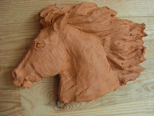 Hästhuvud i röd lergods av Bojan Krogh
