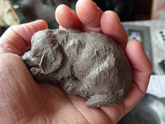 Valp - Skulptur i gråbrännande lera av Bojan Krogh